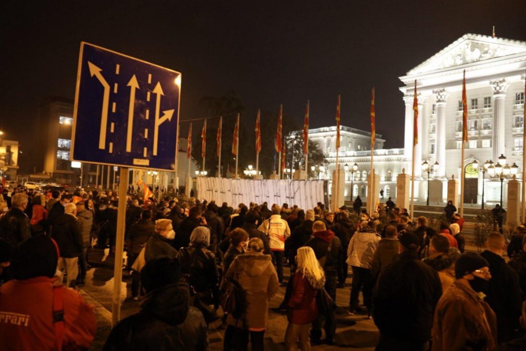 815736-sledete-vo-zhivo-protesti-i-blokada-na-skopje-ostavka-na-zaev-sloboda-na-narodot-video