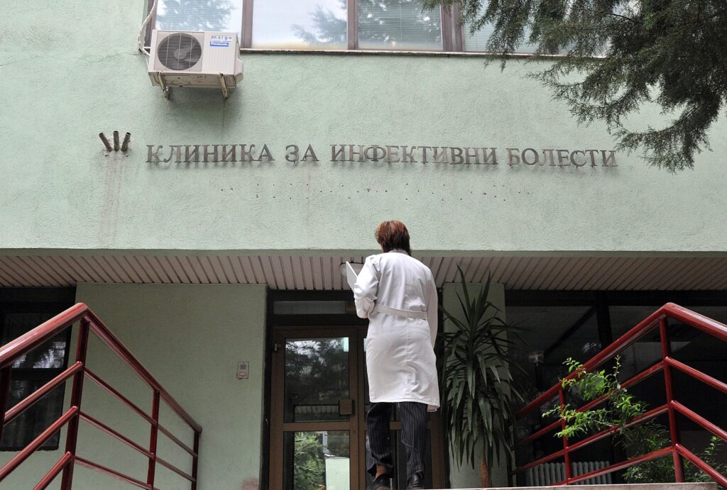 817257-makedonija-nadmina-2000-pochinati-rechisi-70000-se-zarazeni-dosega-eve-ja-sostojbata-po