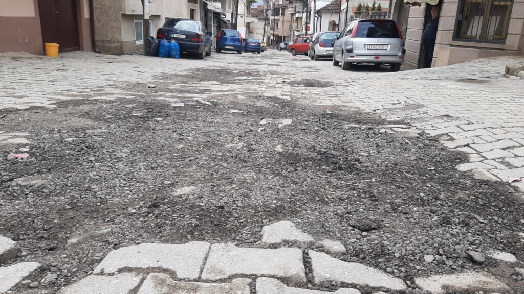 818383-na-tetovec-mu-puknal-filmot-pa-namesto-da-ja-cheka-opshtinata-sam-ja-sredil-unishtenata-ulica