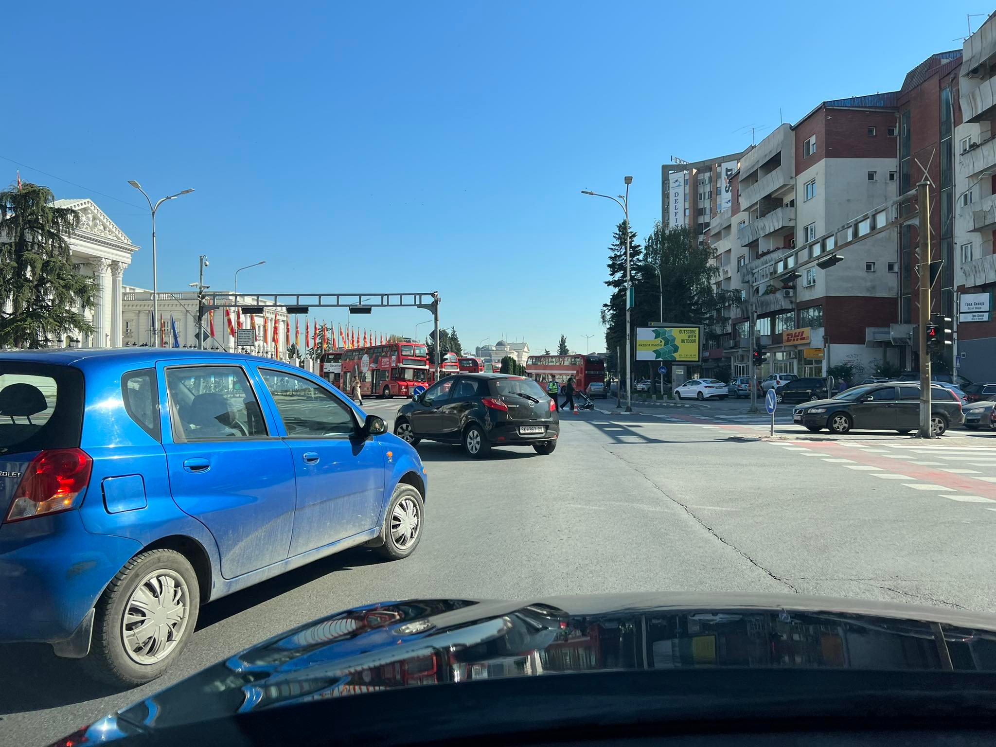 Автобусите на ЈСП паркирани пред ВЛАДА!