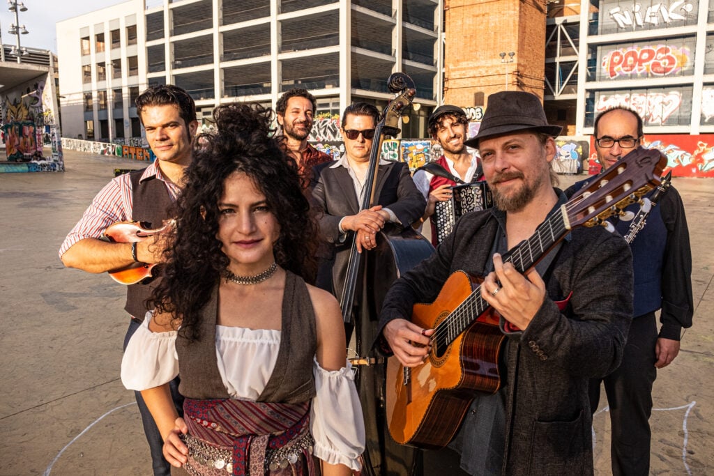 Barcelona Gipsy balKan Orchestra го остваруваат својот сон - ДОАЃААТ ВО ...