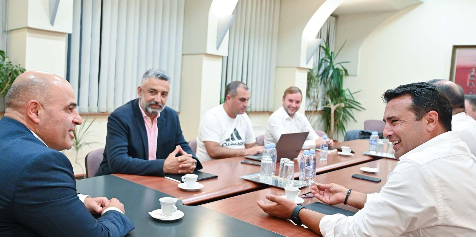 СДСМ НЕПОДЕЛЕНА: Клиентелистите на иста маса (ФОТО)