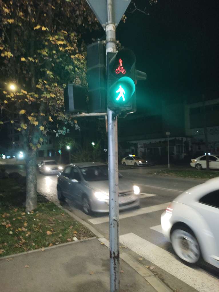 Само во Чаир, семафорот ВО ИСТО ВРЕМЕ И ЦРВЕНО - И ЗЕЛЕНО, па ти снајди се